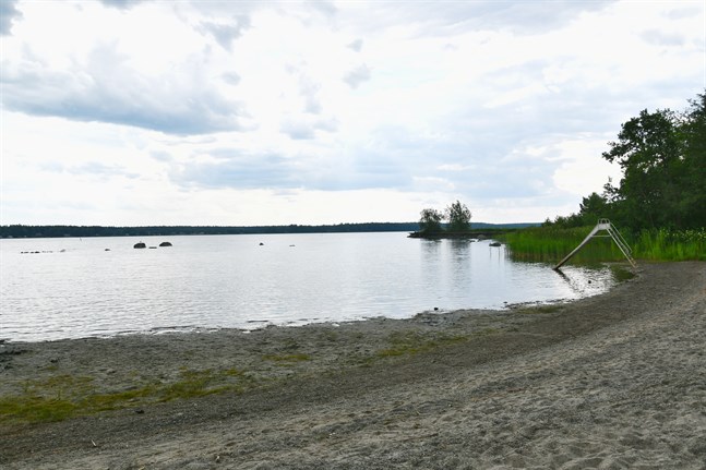 Badvattenkvaliteten har varit god i regionen. Med undantag för förekomsten av blågröna alger i Molpe tidigare i sommar. På bild badstranden i Tjärlax, Närpes.