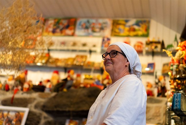 Himmelin i bakgrunden har Pirjo gjort själv. Den består av 300 separata delar och det tog tio dagar att göra den. "Problemet var inte att laga den utan att få hit den", säger Pirjo som fick stå och hålla i den sköra himmelin under kupan på släpvagnen.