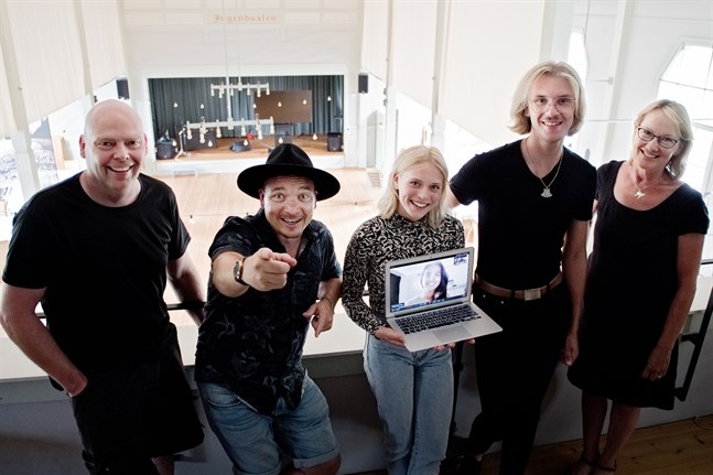 Anders Högberg, Fredrik Furu, Alva Nygård, Tika Sevón Liljegren, Philip Järvenpää och Monica Portin ligger bakom showen "Brinn Jeppis Brinn".