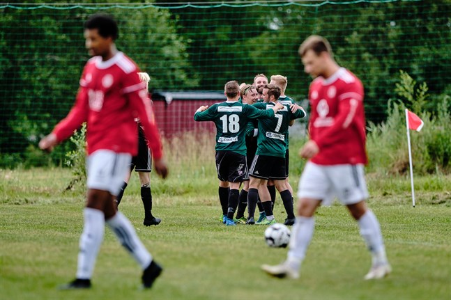 Målskytten Richard Dorman och resten av Sundom IF firar matchens tredje mål strax innan halvtidsvilan.