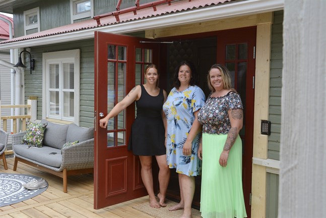 I maj slog Nathalie Gull, Camilla Stenholm och Cecilia Yrttiaho upp dörren till det första rummet. Nu två månader senare har de tre rum i användning.