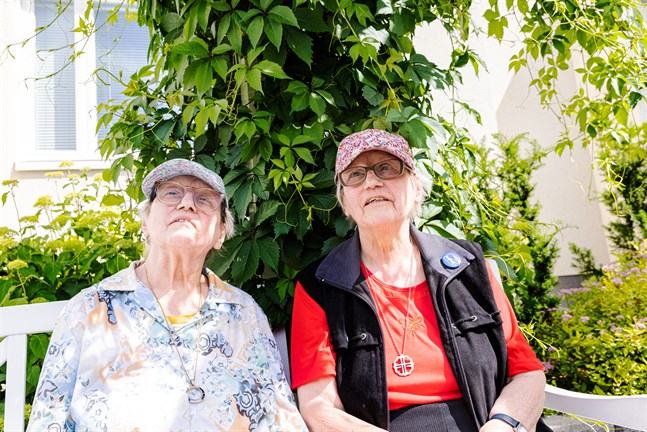 Tvillingsystrarna Eyvor och Gunvor Sandells livsfilosofi är att leva enkelt och inte göra det svårt för sig.