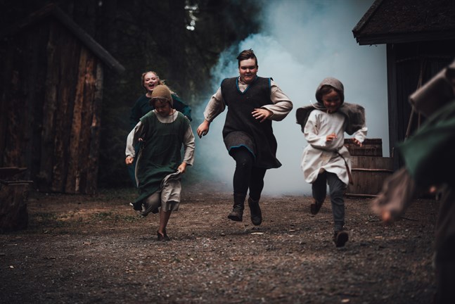 Lady Marion (Miranda Eklund) blir förargad när skogsbarnen, från vänster Tjeckbäinarin (Linnea Uppgård), Soåvarin (Ivar Storbäck) och Dövvyöra (Elton Rosenholm), tänder eld på skogen.