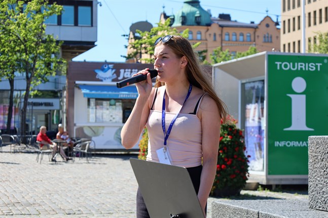 Iisa Jaatinen tycker sommarjobbet som sommarartist ger henne bra erfarenhet.