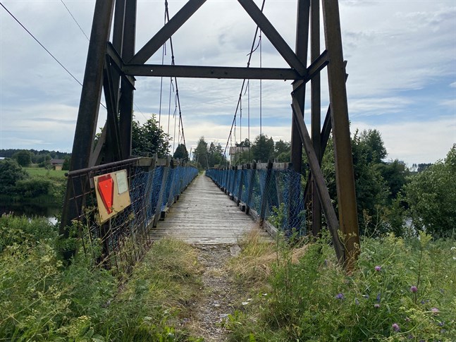 Någon har flyttat undan porten som blockerade ingången till hängbron i Ytterjeppo.