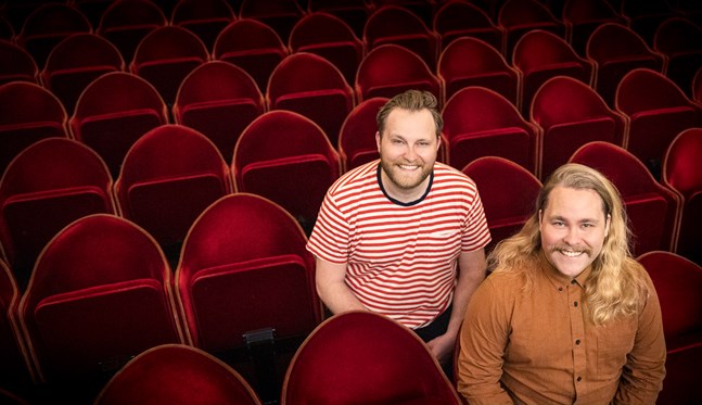 Nya programledare för Svenska teaterns "Scenmåndag" är Jonas och Joel Forsbacka.