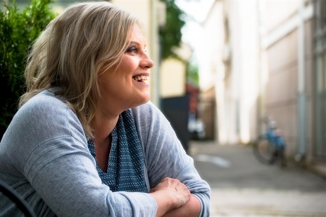 Sonja Biskop har fyllt 50 och ser fram emot bättre tider med ett lugnt coronaläge så att hon kan bjuda till fest.