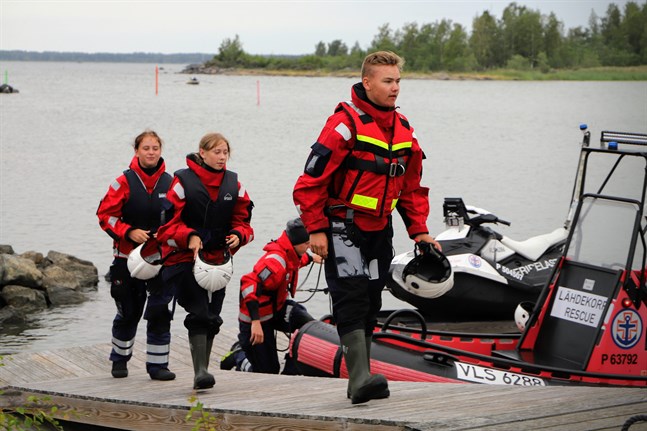 Linn Sebbas, Tindra Juthström och Casper Storbjörk går i land efter en övningskväll med Molpe Sjöräddares ungdomsgrupp. Hjälpledaren Hugo Helgas förtöjer båten.