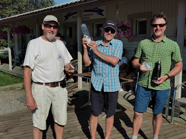 Håkan Forss (SSJ), Petteri Grönroos (N/Tammerfors) och Harry Brännvacka (SSÄ) fcik pallplatser i de finska klassmästerskapen. Silver och brons gick till Nykarleby och Jakobstad.