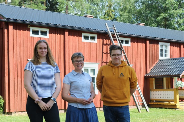 Johanna Tikkala, Sinikka Enbacka och Andreas Sjöberg jobbar med att digitalisera Pörtom hembygdsförenings arkiv.