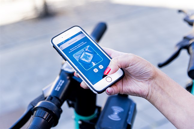 Elsparkcyklar ska parkeras enligt gällande trafikregler för lätta elfordon. De får inte innebära en fara för trafiken.