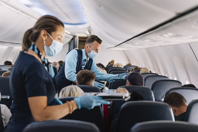 Kabinpersonalen delar ut mat på det första charterplanet som lyfte från Arlanda till Rhodos i juli 2020.