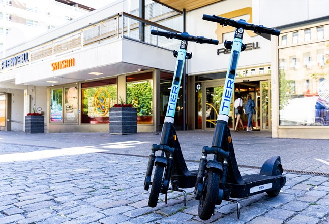 Nästan alla elsparkcyklar framförs regelvidrigt, hävdar skribenten.