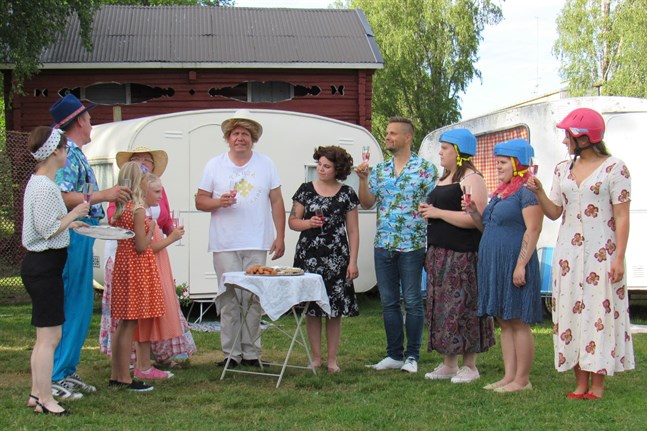 Dags att inleda midsommarfesten på Heimsjö strandcamping.