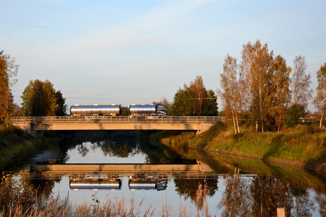 Bron över Lappfjärds å är för smal för dagens trafik, konstaterar NTM-centralen. Nästa vecka inleds undersökningar och mätningar vid bron vilket betyder att det kan bli störningar i trafiken på riksåttan i Lappfjärd.
