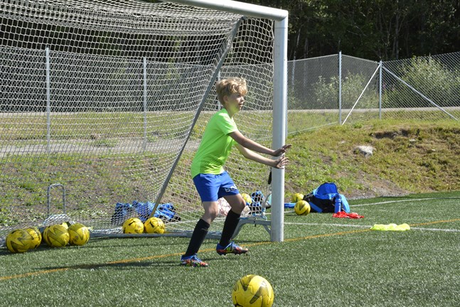 Elliot Krook spelar inte fotboll i något lag, men att delta i fotbollsskolan är en av höjdpunkterna när han har sommarlov.