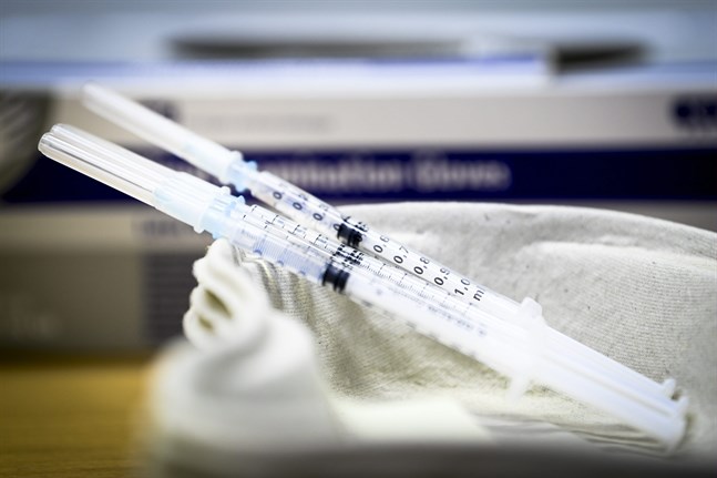 Många glömmer lätt bort vaccinationerna under semestern. Nu uppmanar man i Jakobstad och Karleby speciellt ungdomarna att gå och vaccinera sig.