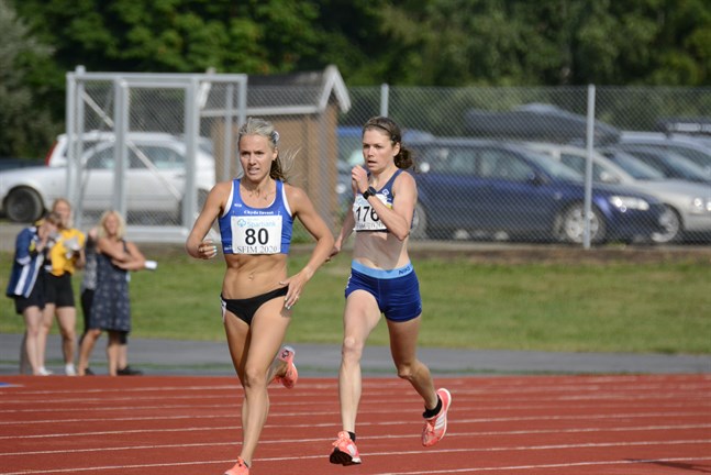 Direkt från start fick Krafts Heidi Kuuttinen (176) ta rygg på Gamlakarlebys Nina Chydenius (80) när hon skruvade upp farten.