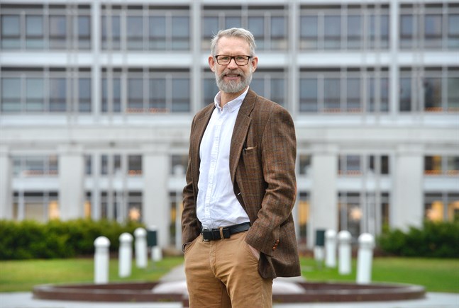 Knut Lönnroth, landskapsläkare på Åland, tycker att inreserestriktionerna från social- och hälsoministeriet är oproportionerliga och skadliga.