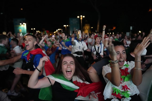 Italienska fotbollssupportrar firar i Rom.