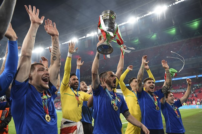 Leonardo Bonucci med EM-pokalen firar guldet med det italienska landslaget.