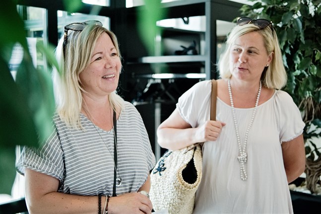 Johanna Alakomi och Milla Järvinen har sammanstrålat med sina familjer i Jakobstad. De är vänner sedan långt tillbaka.