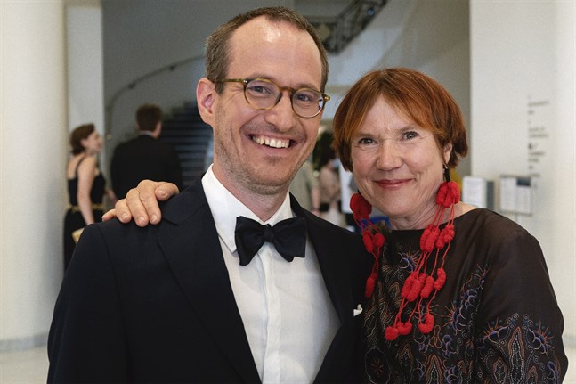 Regissören Juho Kuosmanen vann Grand Prix-priset för filmen Kupé 6 (Hytti nro 6) i Cannes. Här tillsammans med Rosa Liksom som skrivit boken som inspirerat filmen.