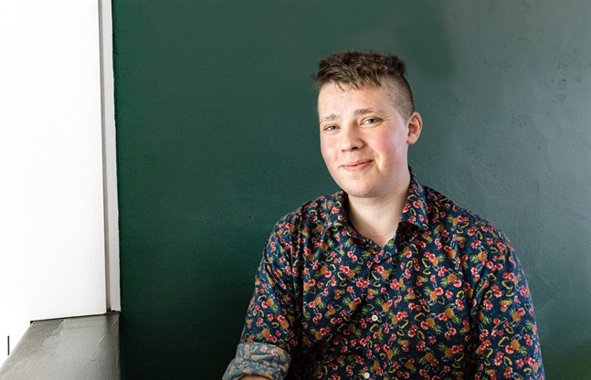 Även om Elias Åsvik hoppas att han kan vara en förebild för andra unga i liknande situation, vill han främst visa att han är en av många bisexuella i Österbotten.