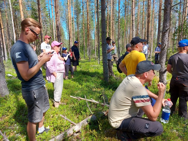 Fornlämningar och tjärdalar finns det gott om i Nedervetil. Den guidade rundturen var populär.
