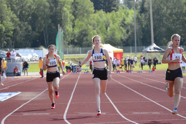 Julia Groop, IF Kraft (180), löper här i mål på 100 meter. Hon var en av många juniorer som deltog i flera grenar under veckoslutet.