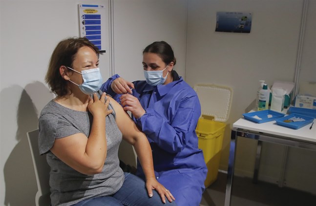 En kvinna vaccineras mot covid-19 i Paris i Frankrike. Arkivbild.