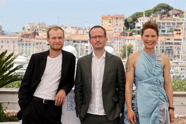 Regissören Juho Kuosmanen, i mitten, i Cannes tillsammans med huvudrollsinnehavarna i filmen "Hytt nr 6": den ryska skådespelaren Juri Borisov och den finländska skådespelaren Seidi Haarla.