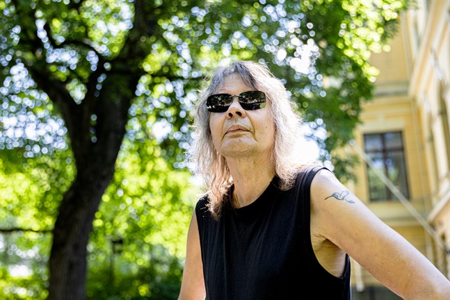 Henrik Jansson är aktuell med romanen "Vi åkte för att träffa farsan" där staden Jakobstad och den österbottniska landsbygden är viktiga platser.