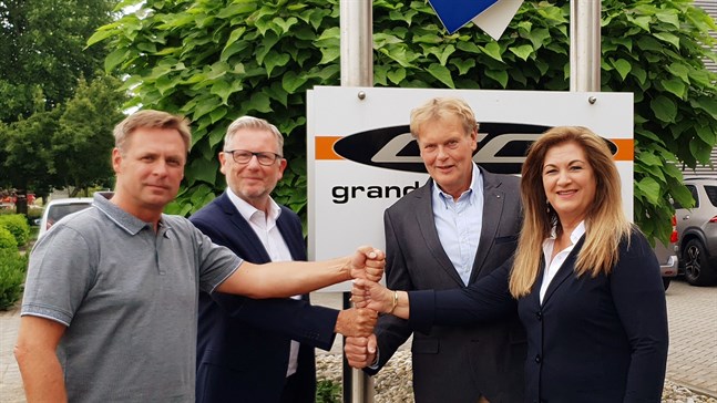 Duells vd Jarkko Ämmälä och Export manager Erwin Van Hoof. Till höger IGM Trading BV:s och Grand Canyon GMBH:s förra ägare Ingrid Gaalman-Wegehorst.