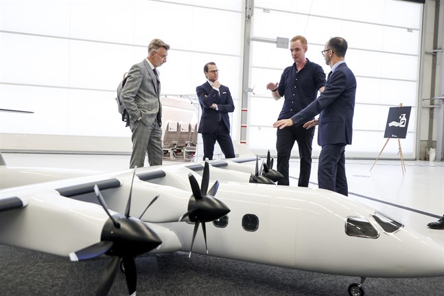 Infrastrukturminister Tomas Eneroth (S) tillsammans med Anders Forslund, vd för elflygplanstillverkaren Heart Aerospace samt prins Daniel. Arkivbild.