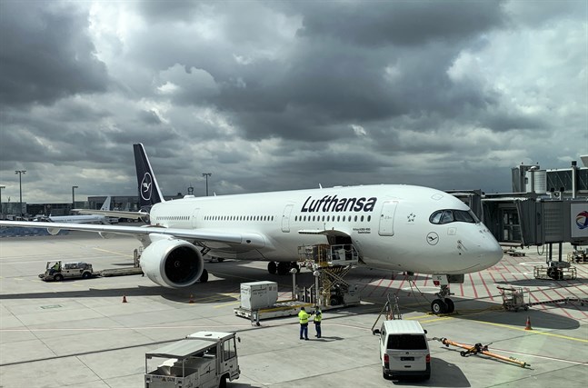 Ett Lufthansaplan vid Frankfurts internationella flygplats. Arkivbild.