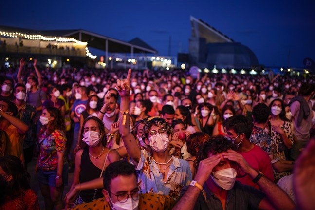 Experter beskyller så kallade "superspridarevenemang", så som stora fester och festivaler, för att vara en del av den ökade smittspridningen. På bilden musikfestivalen Cruïlla i Barcelona i helgen.