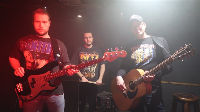 Hevibilly består av, från vänster i bild, Mats Ödahl (bas, sång), Victor Nyblom (trummor, sång) och Johan Engström (sång, gitarr).