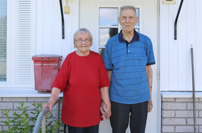 Anni och Evert Stolpe har varit gifta i 80 år. När de kommunicerar med varandra talar hon finska och han svenska.