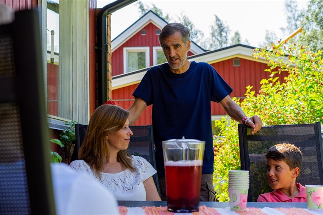 Bettina Sundberg, Pablo Ruiz och barnen Lucas och Adrian spenderar semestern i Bosund. I fjol blev det ingen resa.