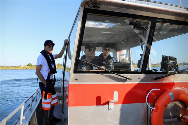 Jan-Erik Östergård, Patrick Söderholm, Tom Wargh och de andra i Bergö frivilliga brandkår övar med Helga tills de är redo att använda den nya båten vid larm.