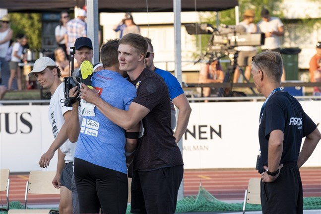 Antti Ruuskanen gratulerar Oliver Helander till segern i GP-tävlingen.