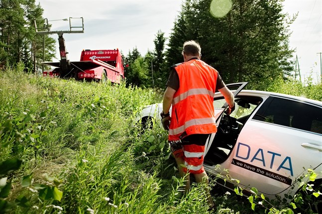 Bilen hamnade i diket och måste hämtas av bärgningsbil.