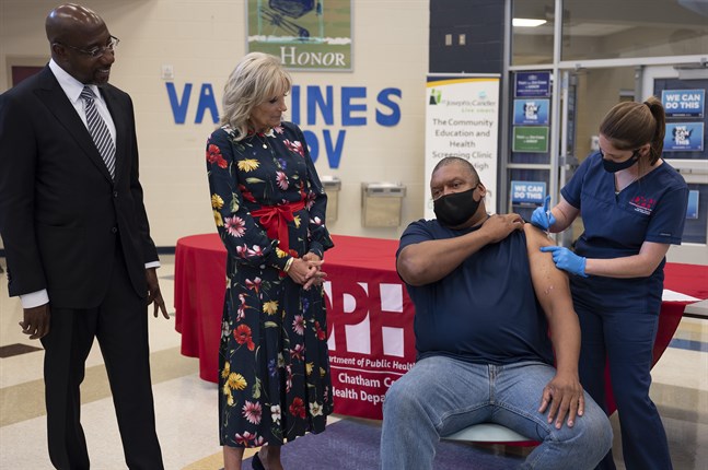 Presidentfrun Jill Biden och senator Raphael Warnock besöker en vaccinationsmottagning i Savannah, Georgia, den 8 juli. Vaccinskepsis är ett utbrett problem i den amerikanska södern.
