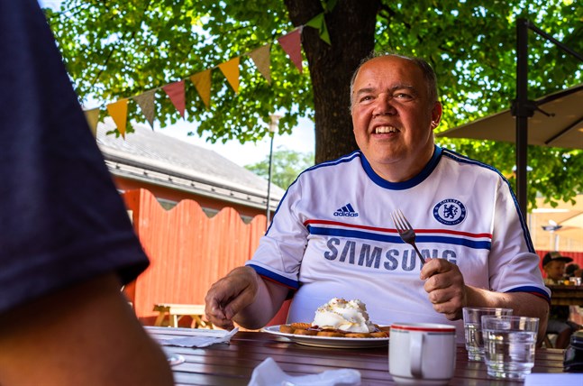 Roy Frilund valde själv platsen för intervjun och det blev inte helt oväntat ett ställe som har någonting sött på menyn. Våffelcaféet i Karleby gjorde varken födelsedagsbarnet eller redaktören besviken.