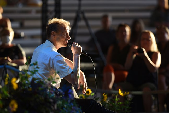 Ismo Alanko uppträdde ensam inför den publik som fanns på plats i Kaustby och den som följde onsdagskvällens konsert via festivalens webbsidor.