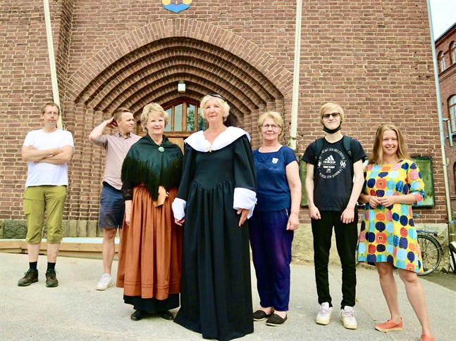 Hans G Hästbacka, Robin Käldström, Gun Snellman, Ulla Nyström, Britt Lindström, Alex Lind och Marja-Leena Hyytinen är alla inkopplade på projektet "Berättelser, historier och reflektioner".
