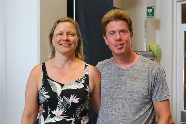 Maria Kangasluoma och Johan Ekroth från Helsingfors är på besök i Närpes för första gången. De kan gärna tänka sig att resa mera i Finland i framtiden.