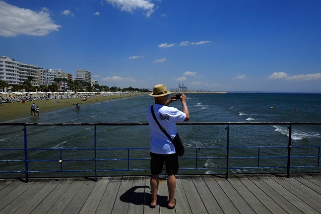 En turist på fotojakt i Larnaca på Cypern. Medelhavsön redovisar nu återigen de högsta siffrorna i EU över nya covid-19-fall per 100 000 invånare. Arkivfoto.