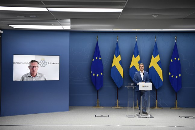 Sveriges näringsminister Ibrahim Baylan (S) gav besked om de ändrade restriktionerna vid en pressträff förra veckan. Statsepidemiolog Anders Tegnell medverkade via länk. Arkivbild.